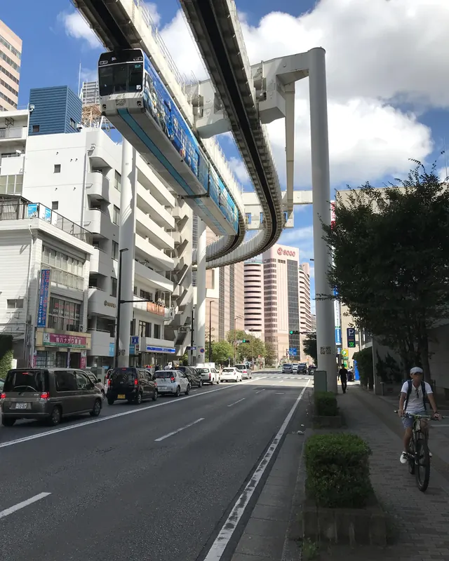 千葉都市モノレールが頭上を走る千葉市の大通り