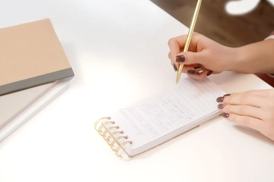 ノートに更新内容を書き出すイメージ
