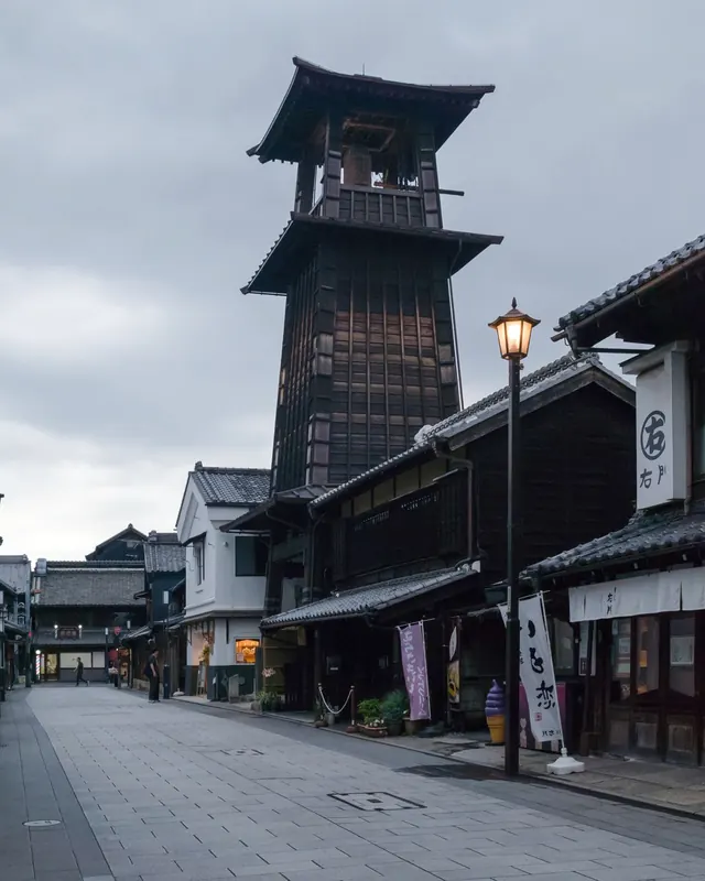 時の鐘と蔵造りの建物が並ぶ川越の通り