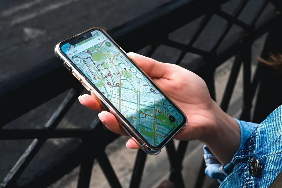 スマートフォンで地図を見る手元のイメージ