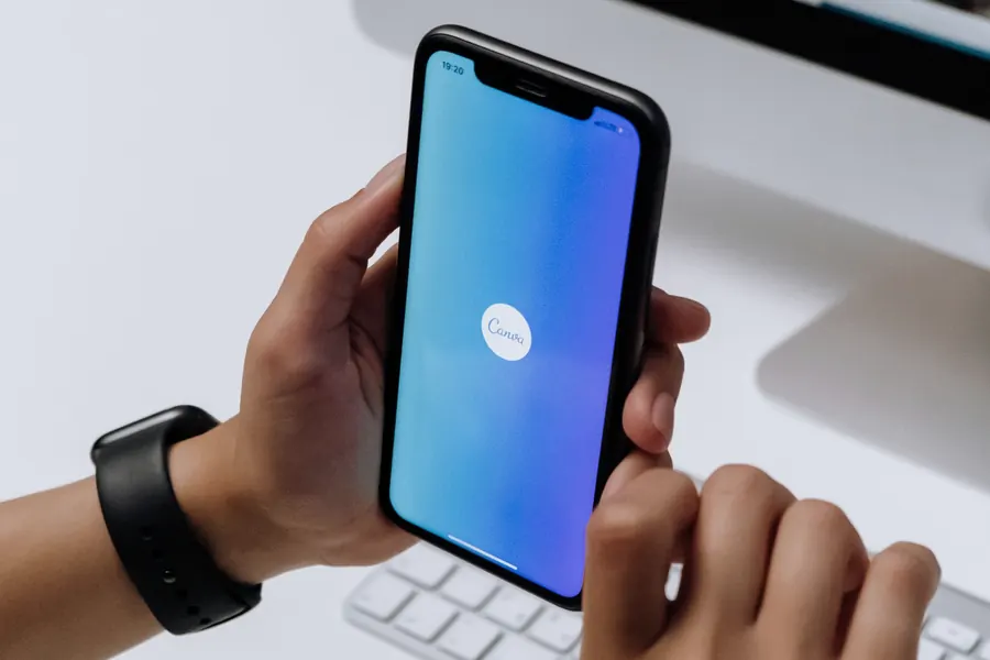 スマートフォンとパソコンで表示を確認するイメージ